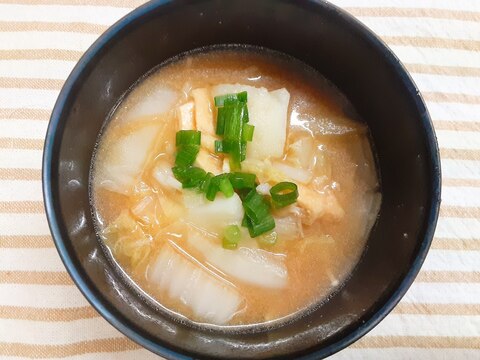 白菜とじゃがいもと油揚げの味噌汁